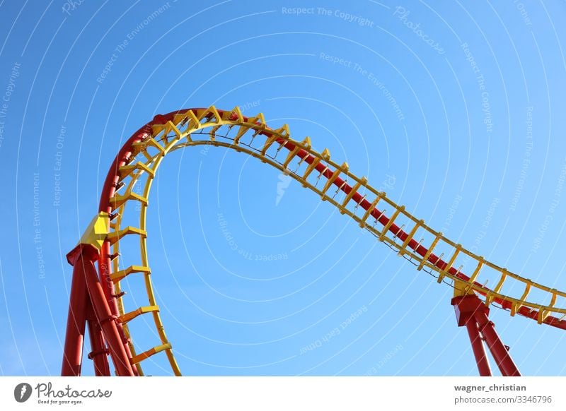 Rollercoaster Freude Sommer gelb Blauer Himmel Achterbahn Fahrgeschäfte Prater Freizeit & Hobby Nervenkitzel rot Konstruktion Eisen Stahl Gleise Spirale leer