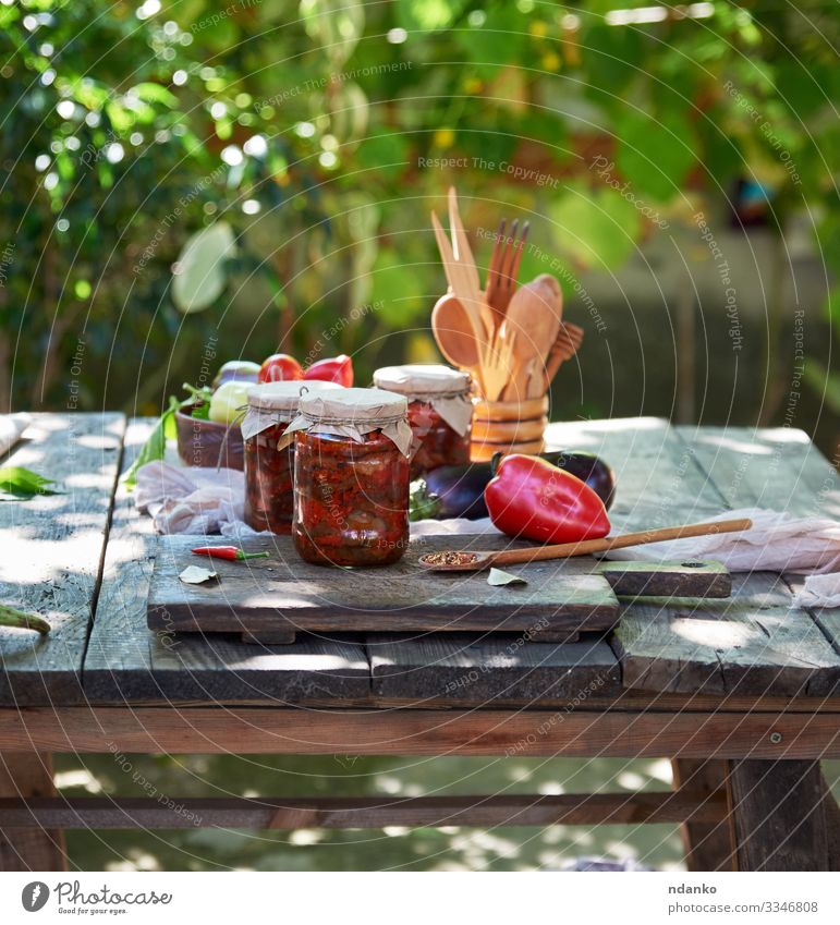 Auberginenkonserven mit Gemüse Frucht Kräuter & Gewürze Ernährung Essen Vegetarische Ernährung Diät Löffel Sommer Tisch Herbst Holz frisch natürlich braun grün