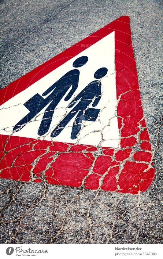 Risse im Asphalt Stadt Verkehr Straße Verkehrszeichen Verkehrsschild Zeichen Schilder & Markierungen Hinweisschild Warnschild grau rot schwarz weiß gefährlich