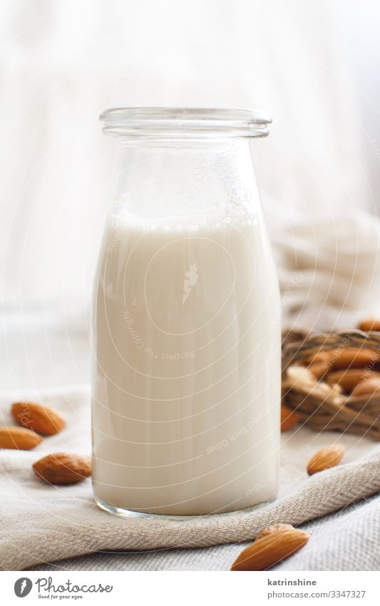 Vegane Mandelmilch, nicht-milchhaltige Alternativmilch Gemüse Ernährung Frühstück Vegetarische Ernährung Diät Getränk Flasche frisch natürlich melken alternativ