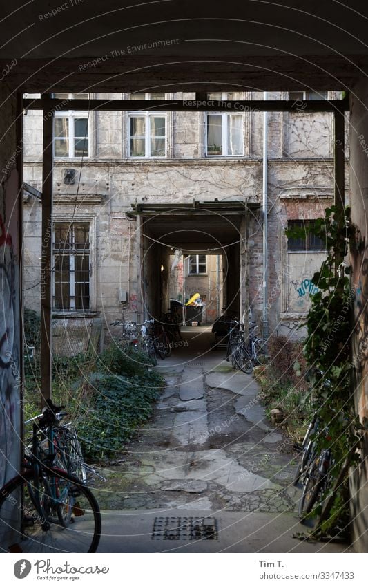 Hinterhof Berlin 2020 Prenzlauer Berg Altbau Stadt Menschenleer Haus Außenaufnahme Hauptstadt Tag Altstadt Stadtzentrum Häusliches Leben Gebäude Farbfoto