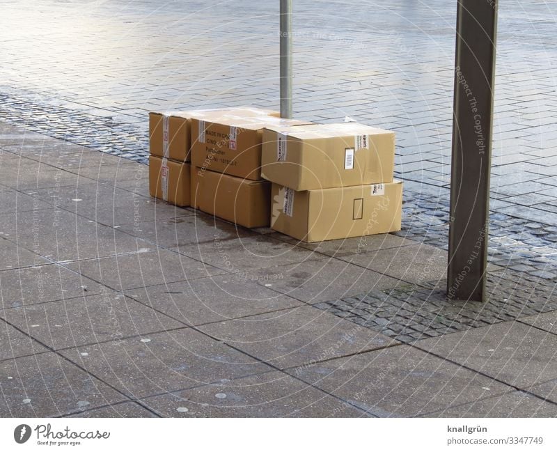 Abholbereit Stadt Stadtzentrum Platz Pappschachtel Müll eckig braun grau Ordnungsliebe Umwelt Altpapier entsorgen Straßenbelag Farbfoto Außenaufnahme