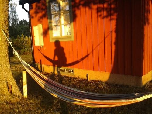 eine leere Hängematte Erholung ruhig Sommer Sommerurlaub Einsamkeit Farbfoto Außenaufnahme Menschenleer Tag Licht Schatten Silhouette