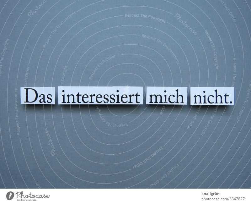 Das interessiert mich nicht Kommunikation Mitteilung Satz Interesse Text Wort Buchstaben Typographie Schriftzeichen ausgeschnitten grau weiß rechteckig