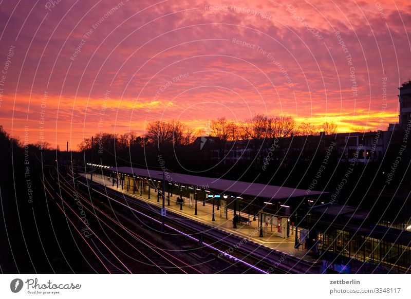 Sonnenuntergang in Südend-Steglitz Abend Abenddämmerung Berlin Deutschland dramatisch Dramatik Dämmerung Gebäude Hauptstadt Himmel Himmel (Jenseits)