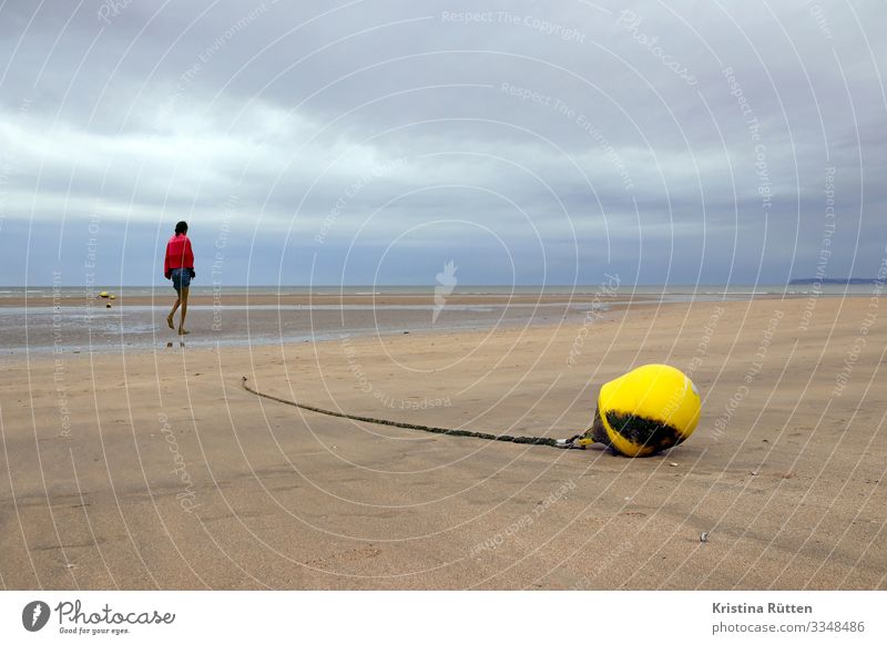 trudging slowly over wet sand Strand Meer Mensch feminin Junge Frau Jugendliche 1 Natur Landschaft Sand Wolken Horizont Klima Wetter schlechtes Wetter Küste