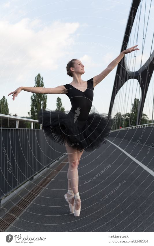 Junge Ballerina demonstriert Spitzentechnik auf der Straße schön Tanzen Erfolg Frau Erwachsene Jugendliche Balletttänzer Autobahn einzigartig Tatkraft