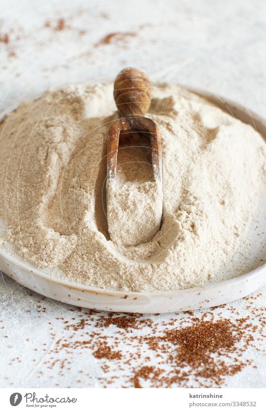 Teff Mehl in einem Teller mit einem Löffel Vegetarische Ernährung Diät Holz Gesundheit Äthiopier Lebensmittel teff Afrikanisch glutenfrei Korn präjudjudiziell