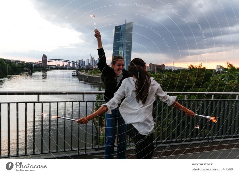 Feier für junge Frauen auf der City Bridge 2 Freude Glück Feste & Feiern Erwachsene Jugendliche Jugendkultur Himmel Fluss Skyline Hochhaus Brücke Gebäude