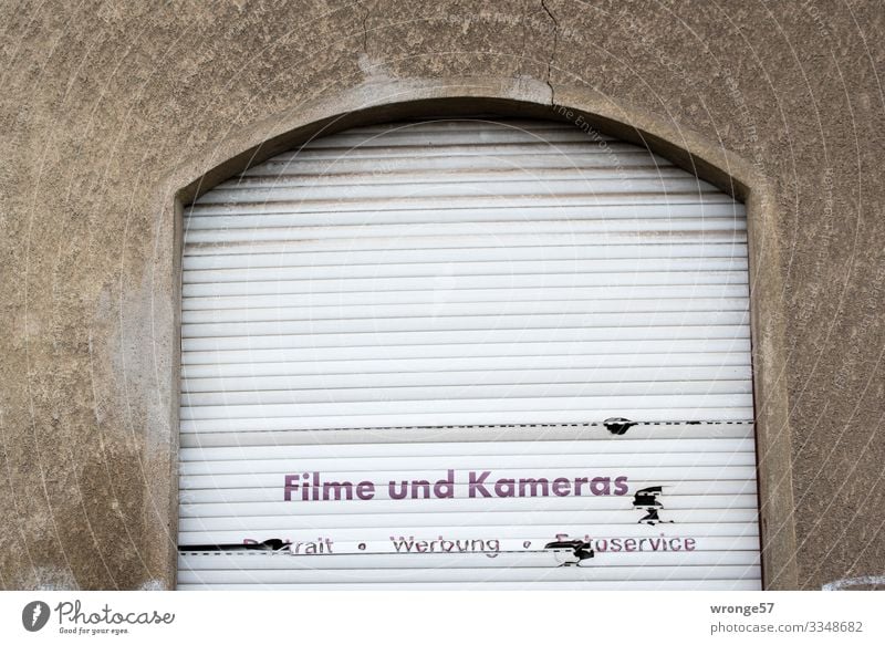 Geschäftsaufgabe Fenster Rollladen Stein Kunststoff Schriftzeichen Stadt braun grau Nostalgie Vergangenheit Wandel & Veränderung Werbung Fensterladen