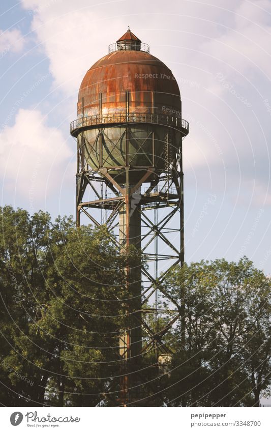 alter Wasserturm Getränk trinken Trinkwasser Häusliches Leben Arbeit & Erwerbstätigkeit Arbeitsplatz Himmel Wolken Sommer Pflanze Baum Feld Industrieanlage