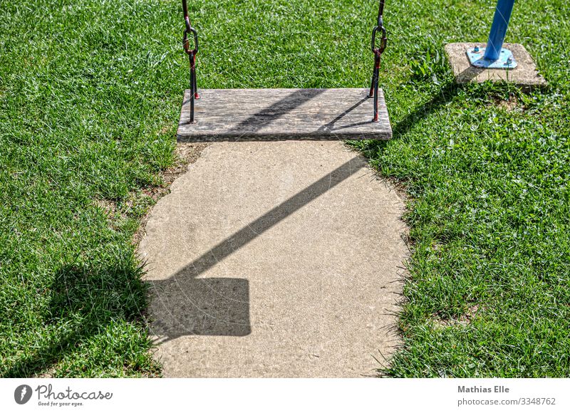 Schaukel auf Kinderspielplatz Holz Metall braun grün Spielplatz schaukeln Schatten Wiese Spielen Kindergarten Freizeit & Hobby Ferien & Urlaub & Reisen Kindheit