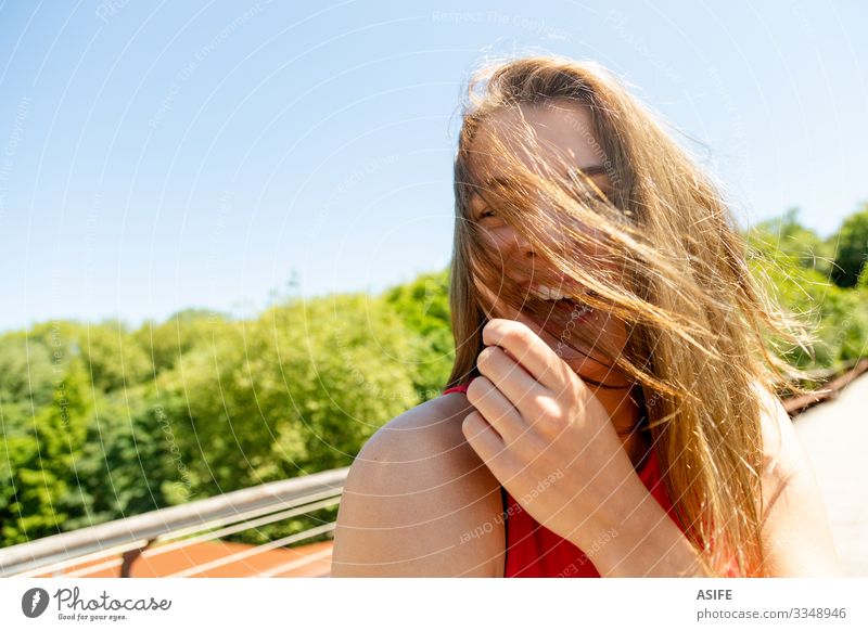 Porträt einer lustigen jungen Frau, die die Sonne in einem Park genießt Lifestyle Freude Glück schön Gesicht Erholung Freizeit & Hobby Sommer Erwachsene