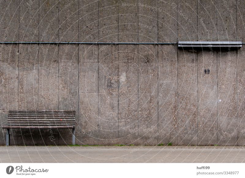 urban still life schlechtes Wetter Platz Mauer Wand Wege & Pfade Bank Lampe Neonlampe Stahlkabel Beton Holz Graffiti alt einfach kalt nackt trist Stadt grau