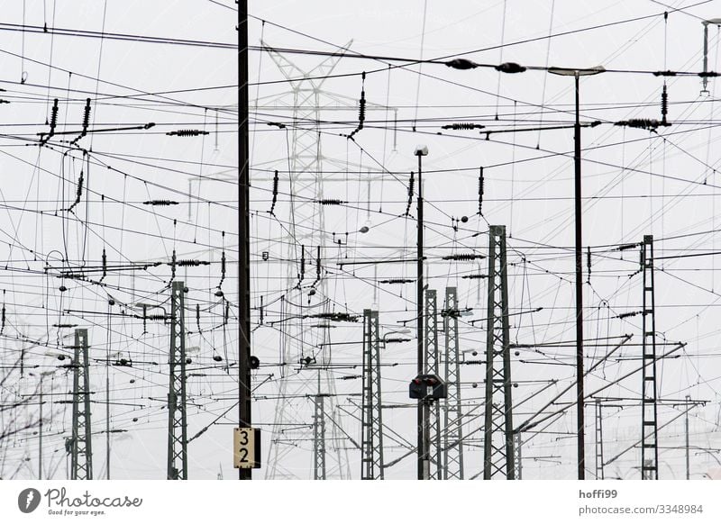 Versorgungswirrwarr Energiewirtschaft Industrie Strommast Leitung Elektrizität Elektronik Bahn Oberleitung schlechtes Wetter Nebel Industrieanlage Bahnhof Hafen