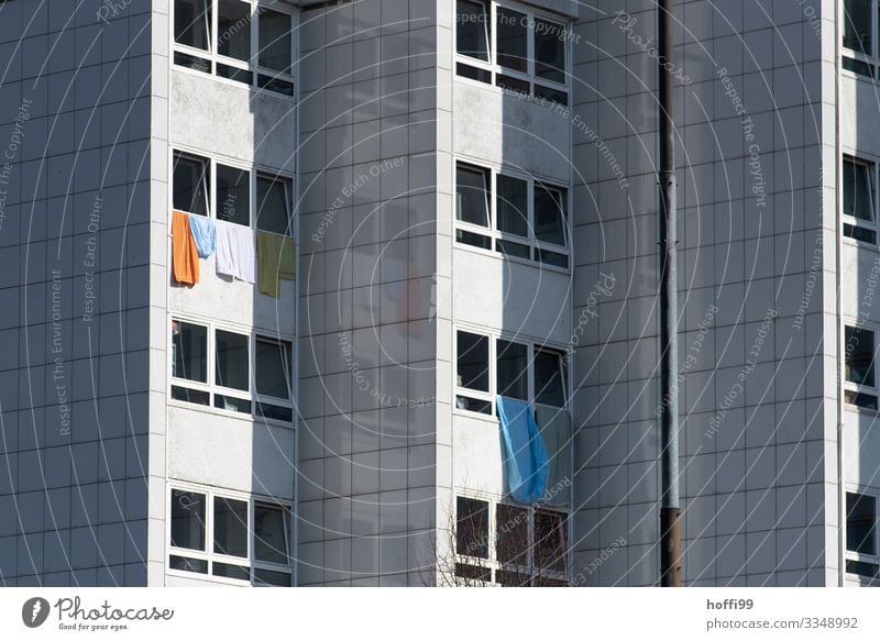 Waschtag Hochhaus Mauer Wand Fassade Fenster Handtuch Bettlaken Decke Armut dreckig dunkel Ferne groß hässlich kalt modern trist trocken Stadt Enttäuschung