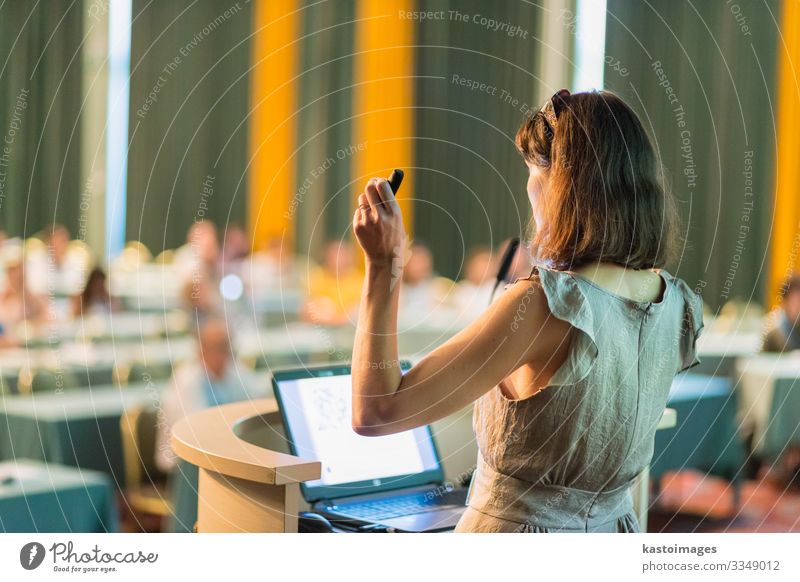 Redner auf der Wirtschaftskonferenz und Präsentation. Publikum Erwachsenenbildung Lehrer Studium Hörsaal Business Sitzung Computer Notebook Bildschirm Frau