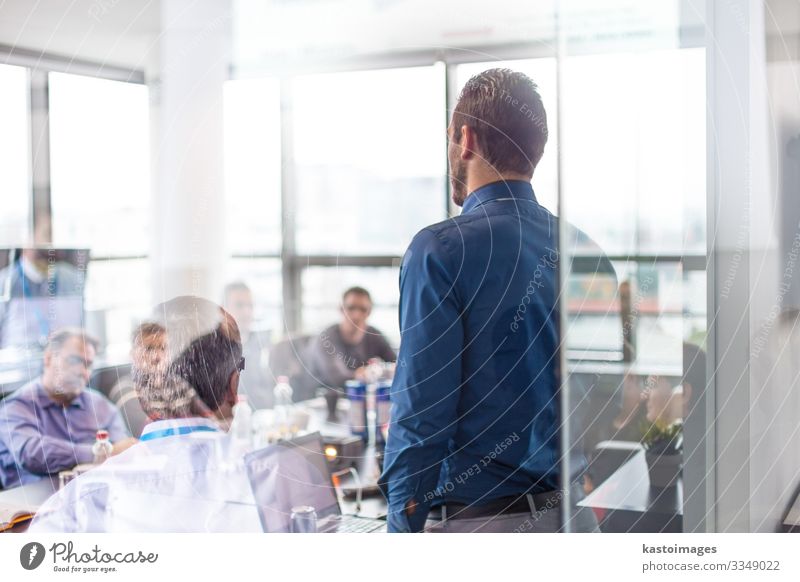 Geschäftspräsentation auf einer Firmenveranstaltung. Tisch Erfolg Erwachsenenbildung Arbeitsplatz Büro Business Unternehmen Sitzung sprechen Mensch Mann Partner