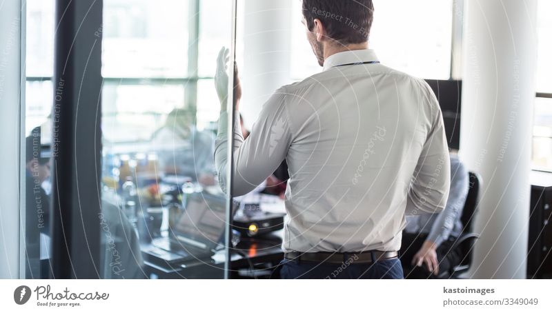 Geschäftsmann macht eine Präsentation im Büro. Geschäftsmann, der seinen Kollegen während einer Besprechung oder eines internen Geschäftstrainings eine Präsentation hält und seinen Mitarbeitern Geschäftspläne erläutert.