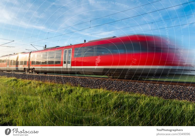 Ein deutscher Hochgeschwindigkeitszug fährt durch die Natur. Reisen im Sommer Ferien & Urlaub & Reisen Sonne Landschaft Schönes Wetter Gras Wiese Verkehr