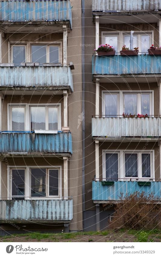 Plattenweise DDR Neubau Neubaublock sozialer Wohnungsbau Balkon Ostdeutschland ostdeutsch Kleinstadt Penzlin Mecklenburg Wohnblock Fassade Haus Hochhaus wohnen