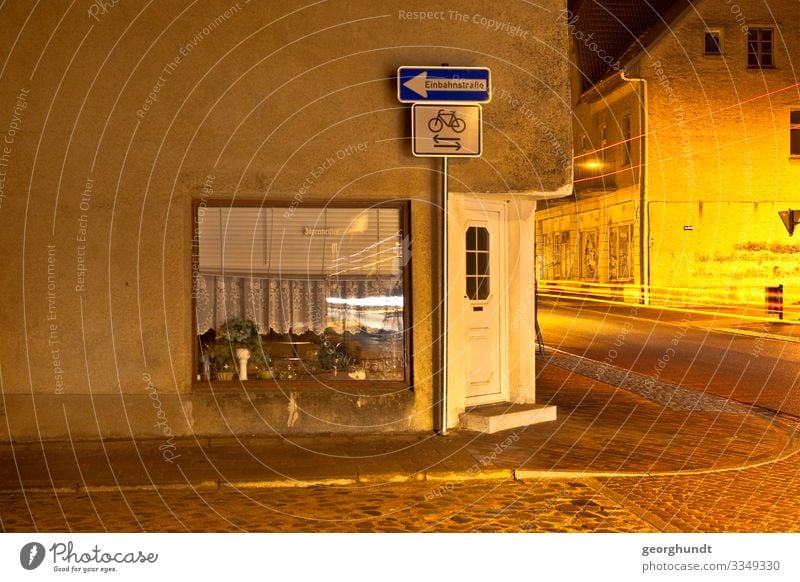 Einbahnstadt Nacht Stadt Schatten Straßenbeleuchtung trist Norddeutschland Fenster Mauer Ausgestorben Haus Wohnhaus Innenstadt Einbahnstraße Fahrradstraße