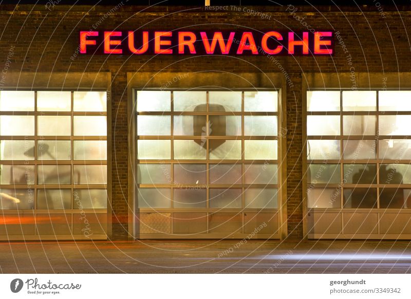 Schattenwache Nacht Stadt trist Fenster Mauer Ausgestorben Haus Wohnhaus Innenstadt Langzeitbelichtung Schaufenster Tür Fensterscheibe Straße einsam allein