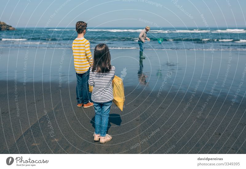 Freiwillige, die den Müll aus dem Meer holen Strand Kind Arbeit & Erwerbstätigkeit Mensch Junge Frau Erwachsene Mann Großvater Umwelt Natur Küste Kunststoff