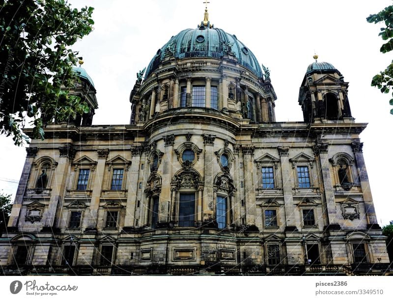 The Berlin cathedral behind trees Design Ferien & Urlaub & Reisen Museum Stadtzentrum Dom Religion & Glaube ancient architecture attraction building capital