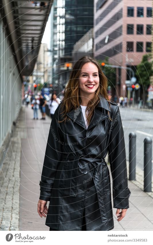 Attraktive junge Frau in schwarzem Trenchcoat Lifestyle Stil Lippenstift Erwachsene Jugendliche Jugendkultur Mode Bekleidung Sammlung Lächeln rot weiß Frühling