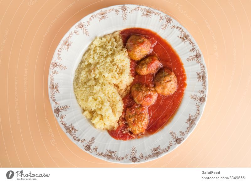 Fleischklöße mit typisch marokkanischem Couscous Abendessen Teller Tradition Kefta Marrakesch Marokko Hintergrund brauner Hintergrund Zerealien cous-cous