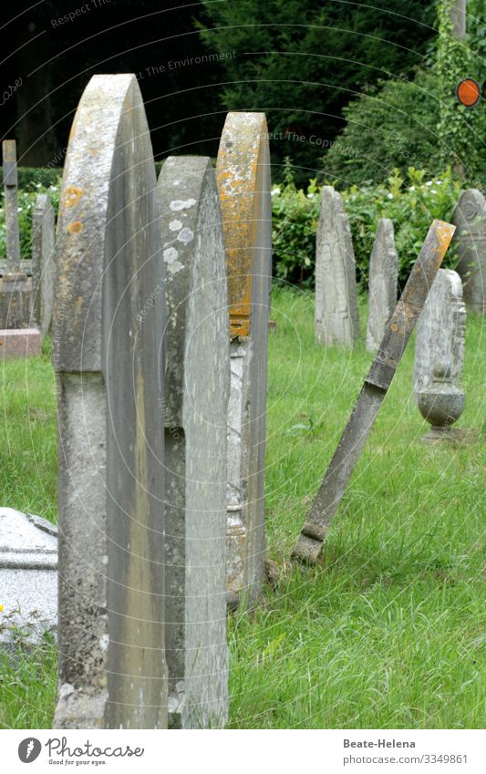 Englischer Friedhof mit Grabsteinen, die instabil sind und umzufallen drohen: Todesgefahr England wackelig umfallen erschlagen Abstand halten corona Schutz