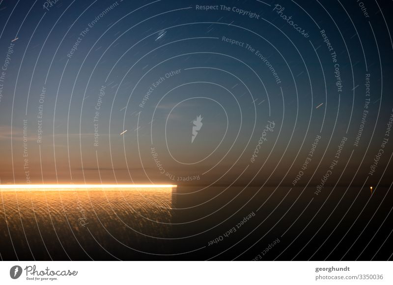 Schiffslichtspur Nacht See Meer Ozean Ostsee Langzeitbelichtung Sterne Nachthimmel Sternenbahnen Dämmerung einsam allein Schiffsspur Lichtspur