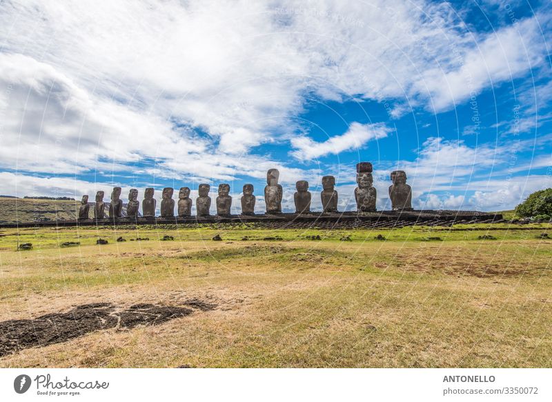 Frontaler Überblick über die 15 Moais von Tongariki Basteln Handarbeit Ferien & Urlaub & Reisen Tourismus Abenteuer Ferne Sommer Meer Insel Kunst Kunstwerk