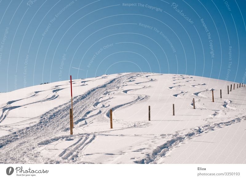 Schneeberg Natur Himmel Wolkenloser Himmel Winter Hügel Berge u. Gebirge Schneebedeckte Gipfel kalt Piste Pfosten Steigung Schneelandschaft Spuren Farbfoto