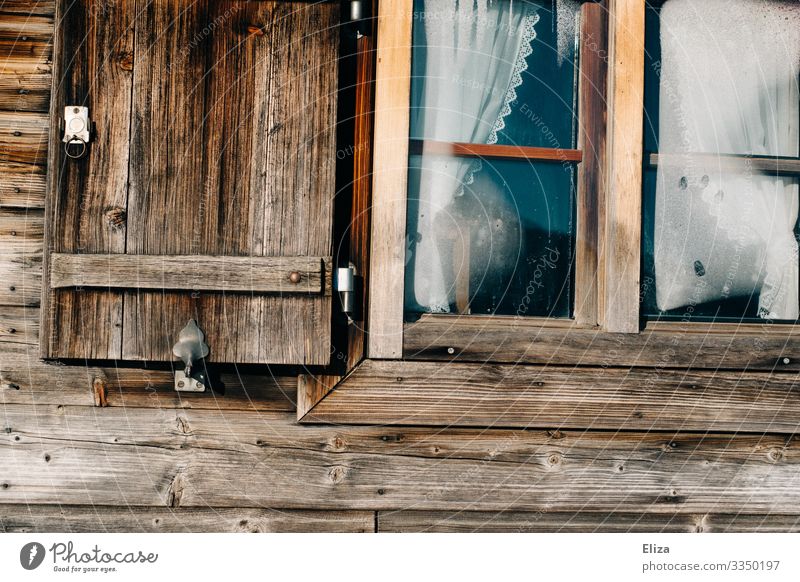 Fenster einer Holzhütte rustikal Hüttenzauber ländlich alt Detailaufnahme Fassade Holzhaus Fensterladen