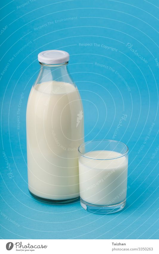 Flasche mit Milch und Glas Milch Frühstück Diät Lifestyle Leben Tisch Natur alt frisch hell lecker Sauberkeit blau weiß Tradition Kalzium melken trinken Zutaten