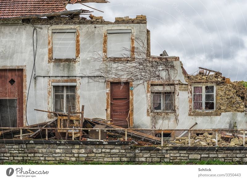 Bauernhaus Lothringen Ruine Dorf Haus Gebäude Architektur Fassade Fenster Tür Tor Scheunentor alt Verfall Vergänglichkeit Zerstörung Himmel Wolken bedeckt