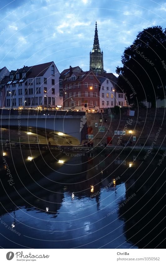 Abendstimmung in Ulm Umwelt Wasser Sommer Flussufer Donau Neu-Ulm Stadt Stadtzentrum Altstadt Skyline Haus Kirche Brücke Architektur Sehenswürdigkeit