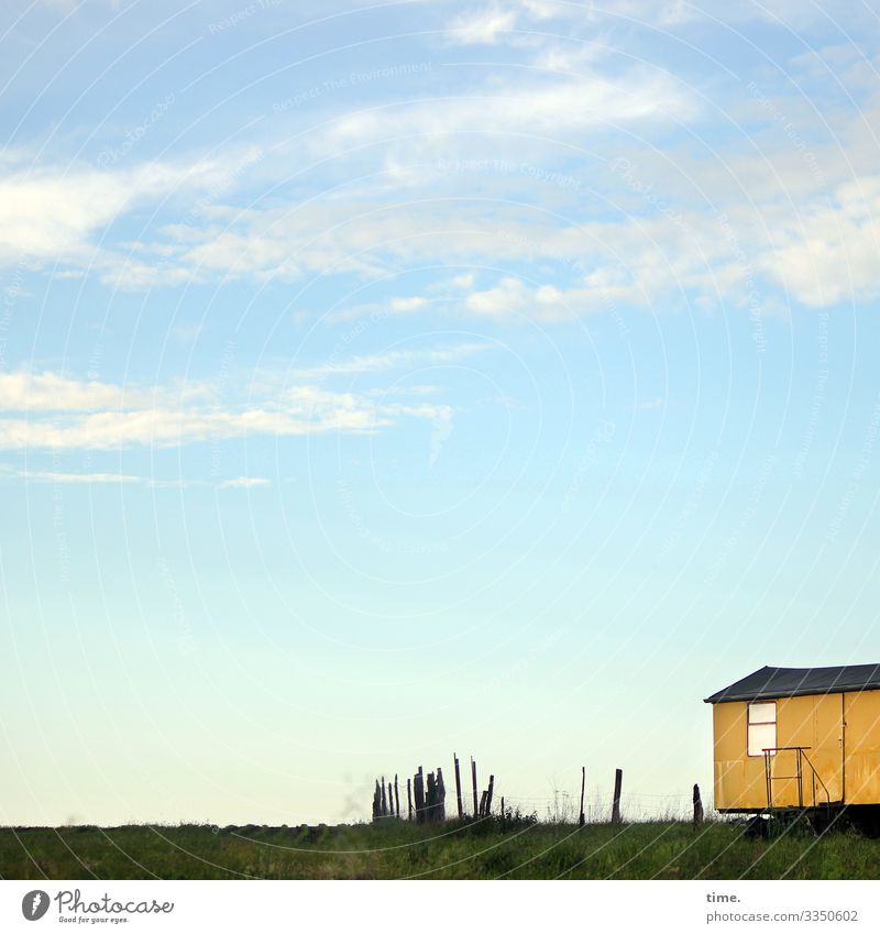 draußen zuhause (1) bauwagen wohnen himmel wiese wolken idylle reflexion zaun landschaft weite horizont sehnsucht phantasie schöner wohnen