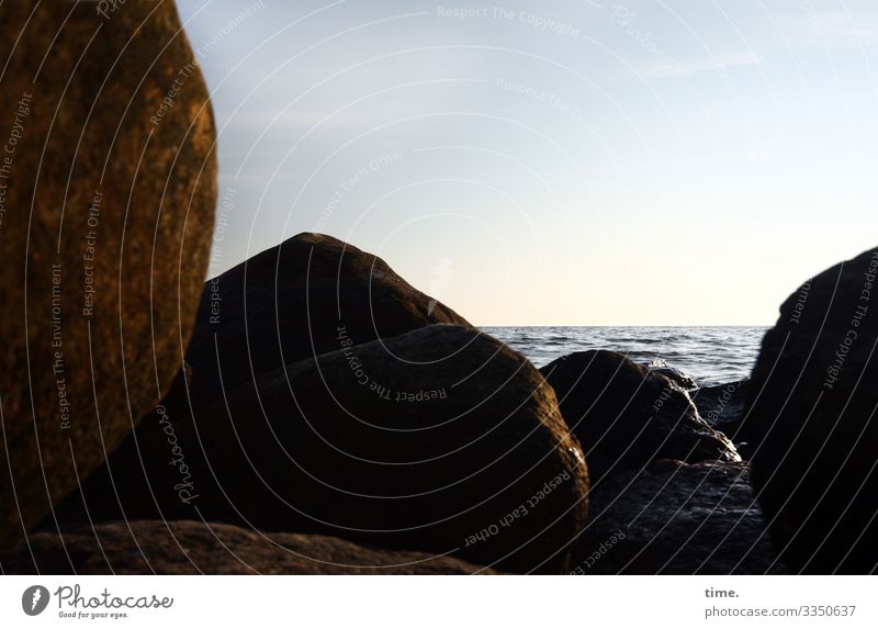 verbaute Sehnsucht | corona thoughts sonnenlicht steine wasser meer küste horizont himmel glitzern dunkel felsen sehnsucht stimmung gefühl beengt