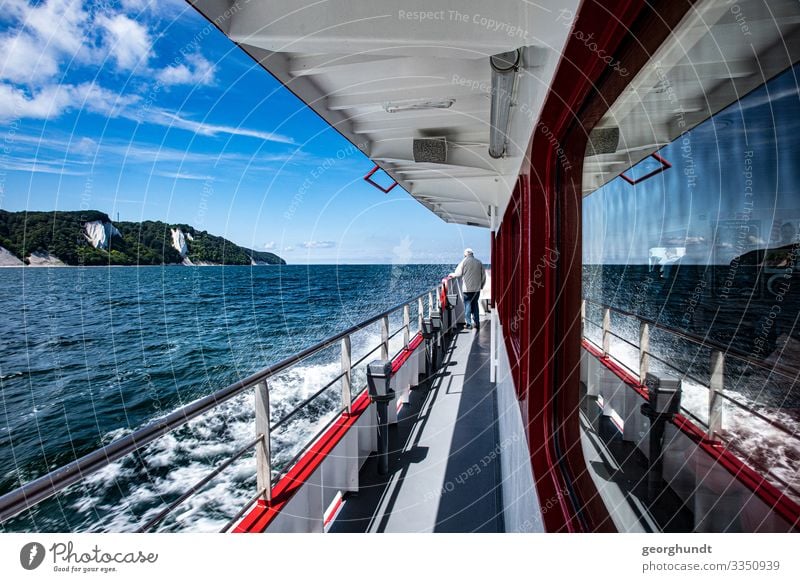 Kreidetour Kreidefelsen Rügen Insel Rügen Schiff Ausflug Ausflugsschiff Kutter Opa Rentner Spiegelung Ostsee Jasmund Nationalpark Welle Küste Gang Rundfahrt