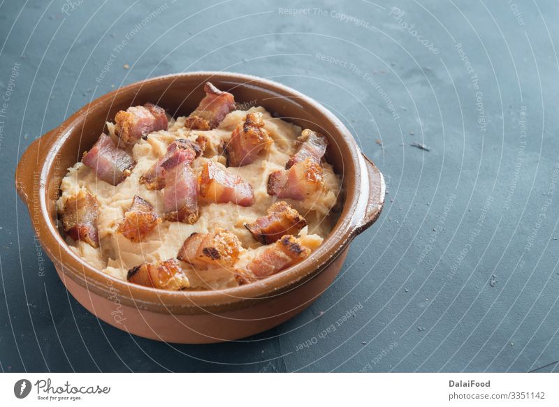 Kartoffelpüree mit Speckscheibe Lebensmittel Diät vereinzelt gestampft Kartoffeln Spanisch Tapa torrezno torreznos typisch spanisches Essen weißer Hintergrund