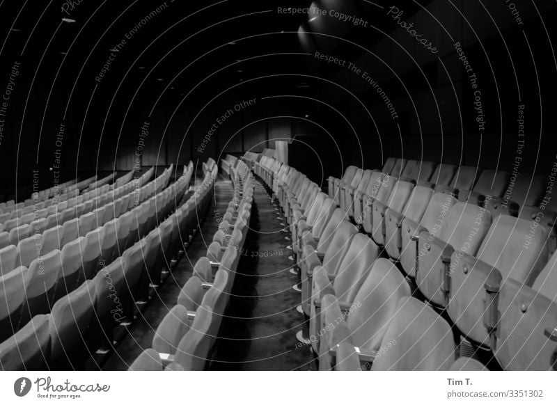 Theater Potsdamer Platz Stadt Hauptstadt Stadtzentrum Menschenleer Haus Kultur Sitzgelegenheit Theaterschauspiel Schwarzweißfoto Innenaufnahme Abend