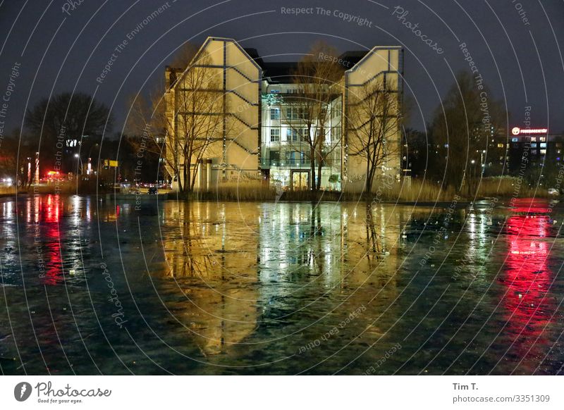 PotsdamerPlatz Potsdamer Platz Stadt Hauptstadt Stadtzentrum Menschenleer Haus Mauer Wand Fassade Frieden Winter Eis Reflexion & Spiegelung Farbfoto