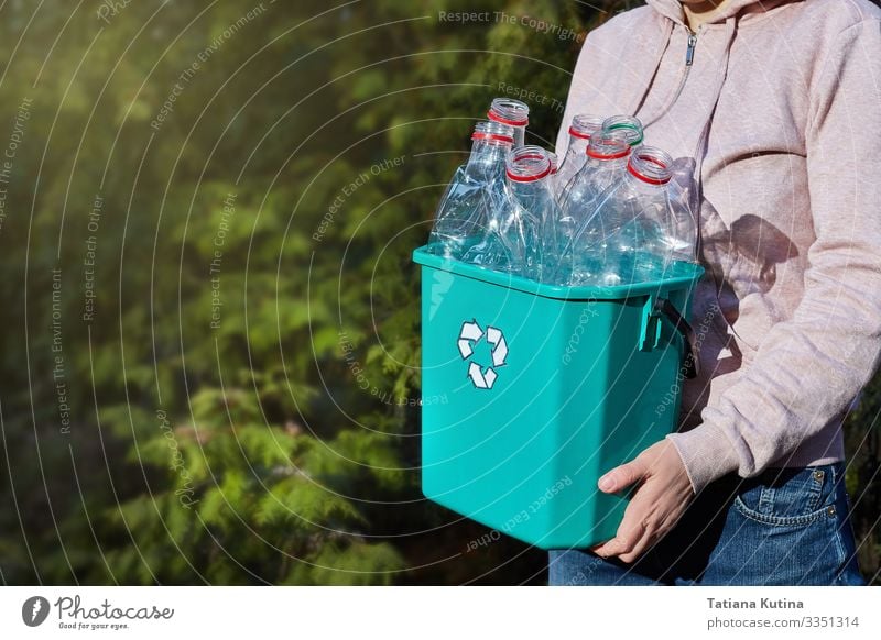 Die Hände tragen eine Kiste mit Kunststoff zum Recycling. Flasche sparen Gesicht Arbeit & Erwerbstätigkeit Handwerk Mensch Umwelt Container Papier Lächeln