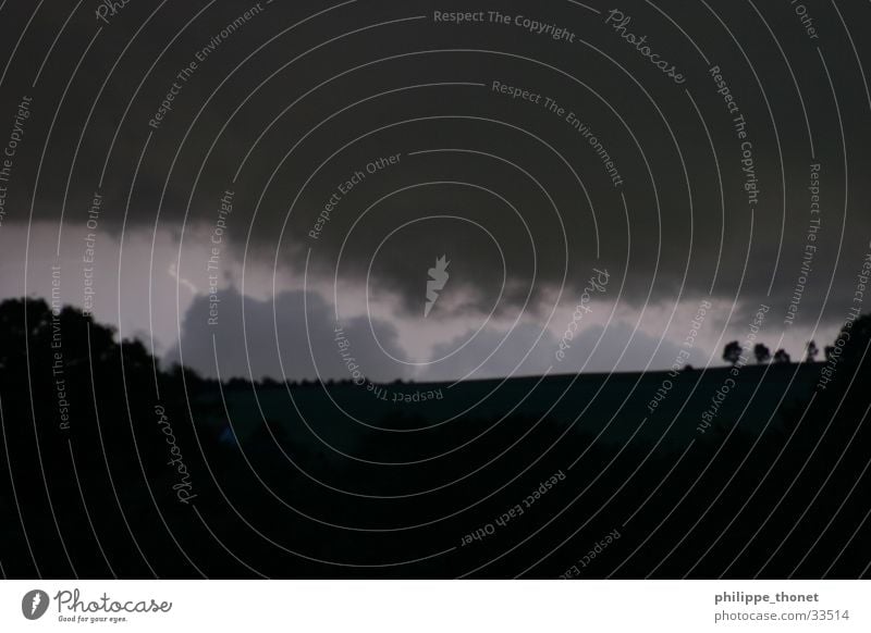 Blitz hinter dem Hügel Nacht Blitze Wolken Berge u. Gebirge Gewitter Schatten