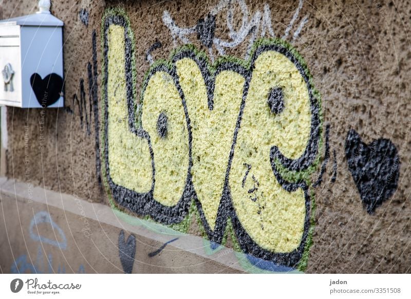 ich bin voller liebe. Haus Post Maler Stadt Bauwerk Gebäude Mauer Wand Fassade Briefkasten Straße Zeichen Schriftzeichen Graffiti Liebe Farbe Herz Farbfoto