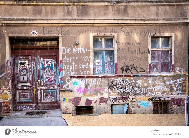 altes haus mit interessanter graffiti. Haus Fassade Fenster Architektur Menschenleer Gebäude Außenaufnahme Wand Stadt Graffiti Sanierung Verhinderer Schrift