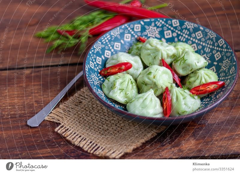 Gekochter Khinkali aus Teig mit Spinat. Gemüse Frucht Ernährung Vegetarische Ernährung Limonade Saft Pfanne Sommer Winter Baum Blatt frisch blau grün weiß